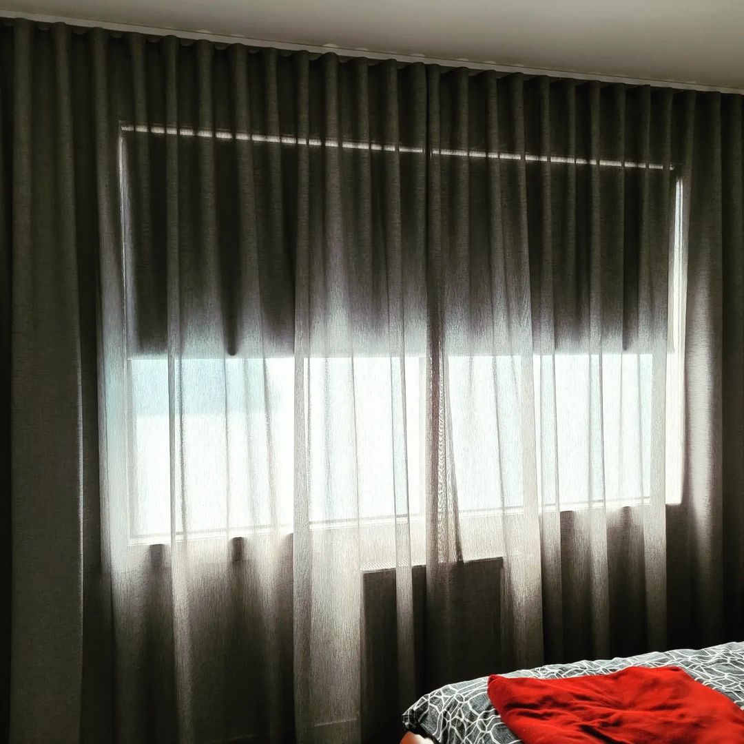 Installation blinds and curtains